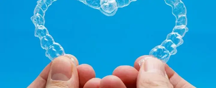 Aparelho transparente: valor, benefícios e onde colocar
