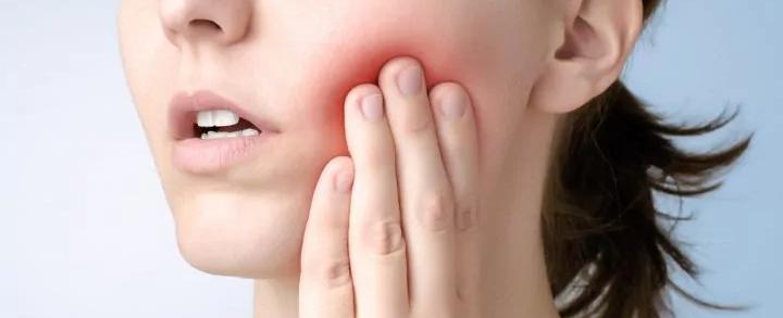 Implante dentário inflamado: sintomas e riscos para sua saúde bucal