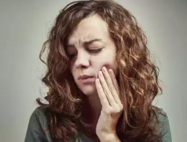 O que causa a sensibilidade na raiz do dente e como tratá-la?