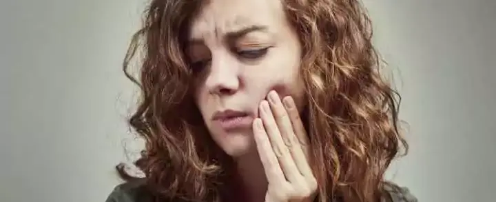 O que causa a sensibilidade na raiz do dente e como tratá-la?